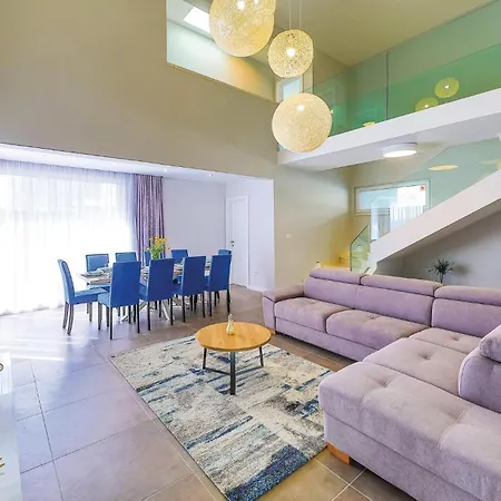5 Bedroom Lovely In Kastel Kambelovac *