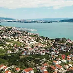 Five-bedroom In Kastel Kambelovac Сasa de vacaciones *
