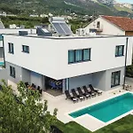 Five-bedroom In Kastel Kambelovac Сasa de vacaciones Kaštela