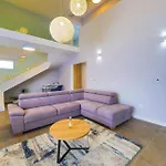 Five-bedroom In Kastel Kambelovac * Kaštela