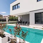 Сasa de vacaciones Five-bedroom In Kastel Kambelovac