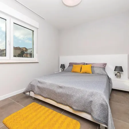 Five-bedroom In Kastel Kambelovac