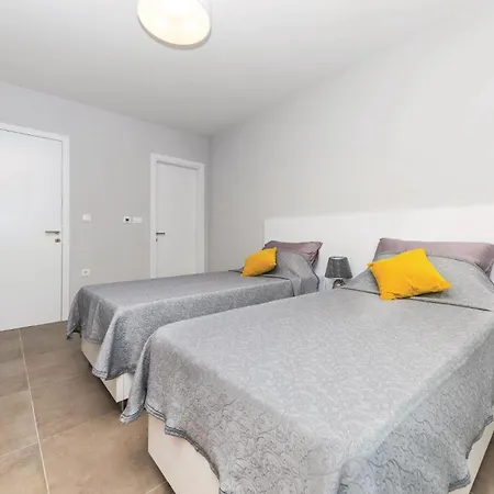 Holiday home 5 Bedroom Lovely In Kastel Kambelovac *