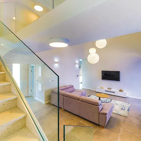 Holiday home 5 Bedroom Lovely In Kastel Kambelovac Kastela