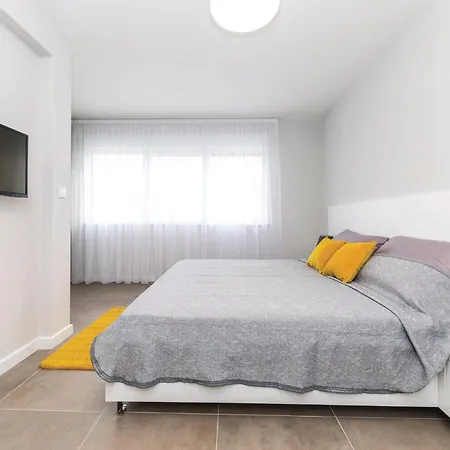 Five-bedroom In Kastel Kambelovac *