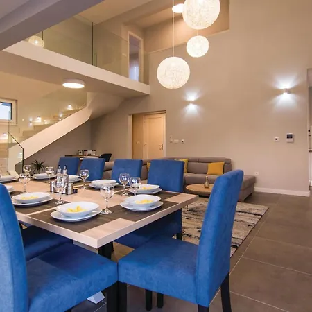 펜션 Five-bedroom In Kastel Kambelovac