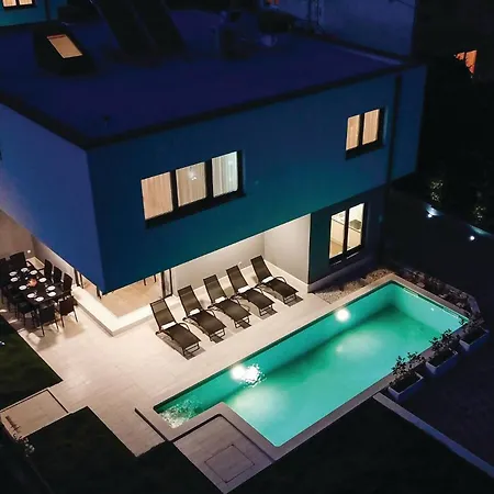 Five-bedroom In Kastel Kambelovac 펜션 *
