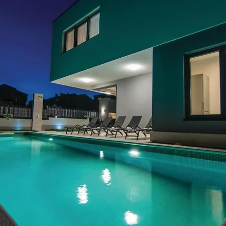 Holiday home 5 Bedroom Lovely In Kastel Kambelovac Kastela