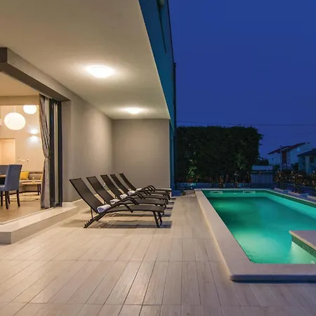 Five-bedroom In Kastel Kambelovac *