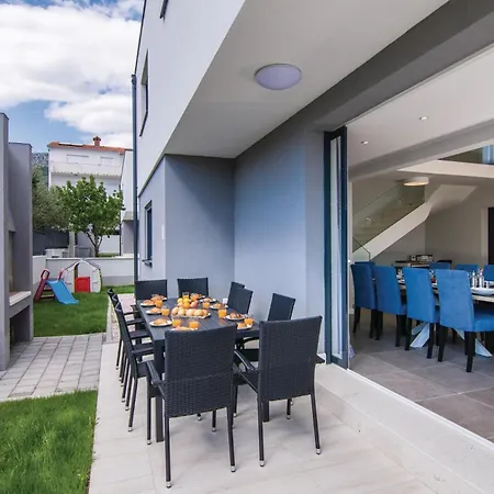 5 Bedroom Lovely In Kastel Kambelovac Kastela