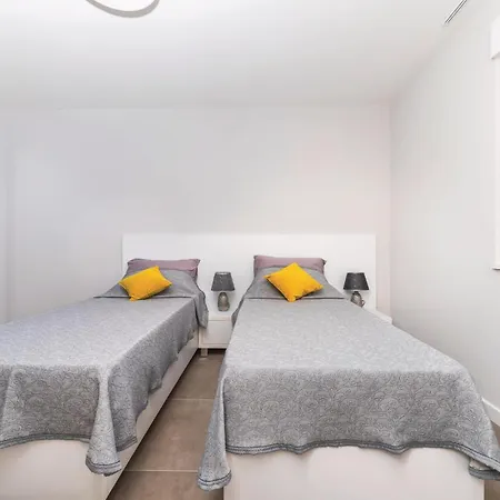 Five-bedroom In Kastel Kambelovac