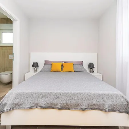 펜션 Five-bedroom In Kastel Kambelovac