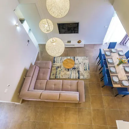 Five-bedroom In Kastel Kambelovac 펜션 *