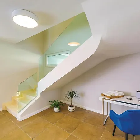 Five-bedroom In Kastel Kambelovac