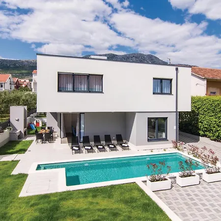 Holiday home 5 Bedroom Lovely In Kastel Kambelovac *