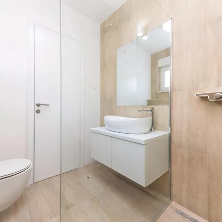 Holiday home 5 Bedroom Lovely In Kastel Kambelovac Kastela
