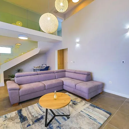 5 Bedroom Lovely In Kastel Kambelovac * Kastela