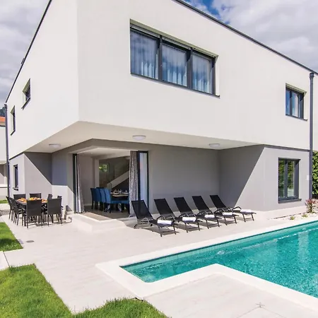Five-bedroom In Kastel Kambelovac Сasa de vacaciones