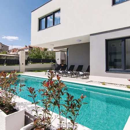 Holiday home 5 Bedroom Lovely In Kastel Kambelovac