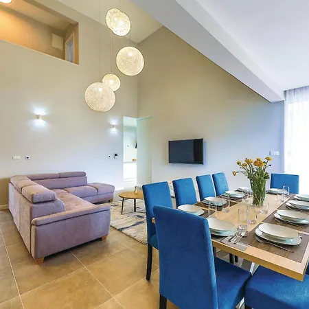 5 Bedroom Lovely In Kastel Kambelovac Holiday home *