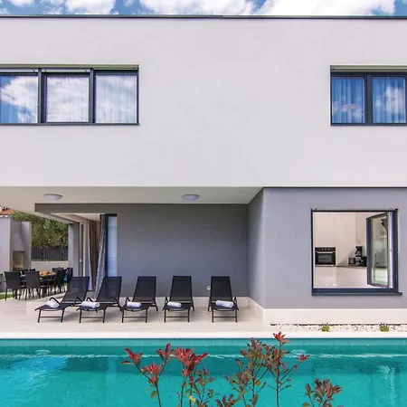 Сasa de vacaciones Five-bedroom In Kastel Kambelovac *